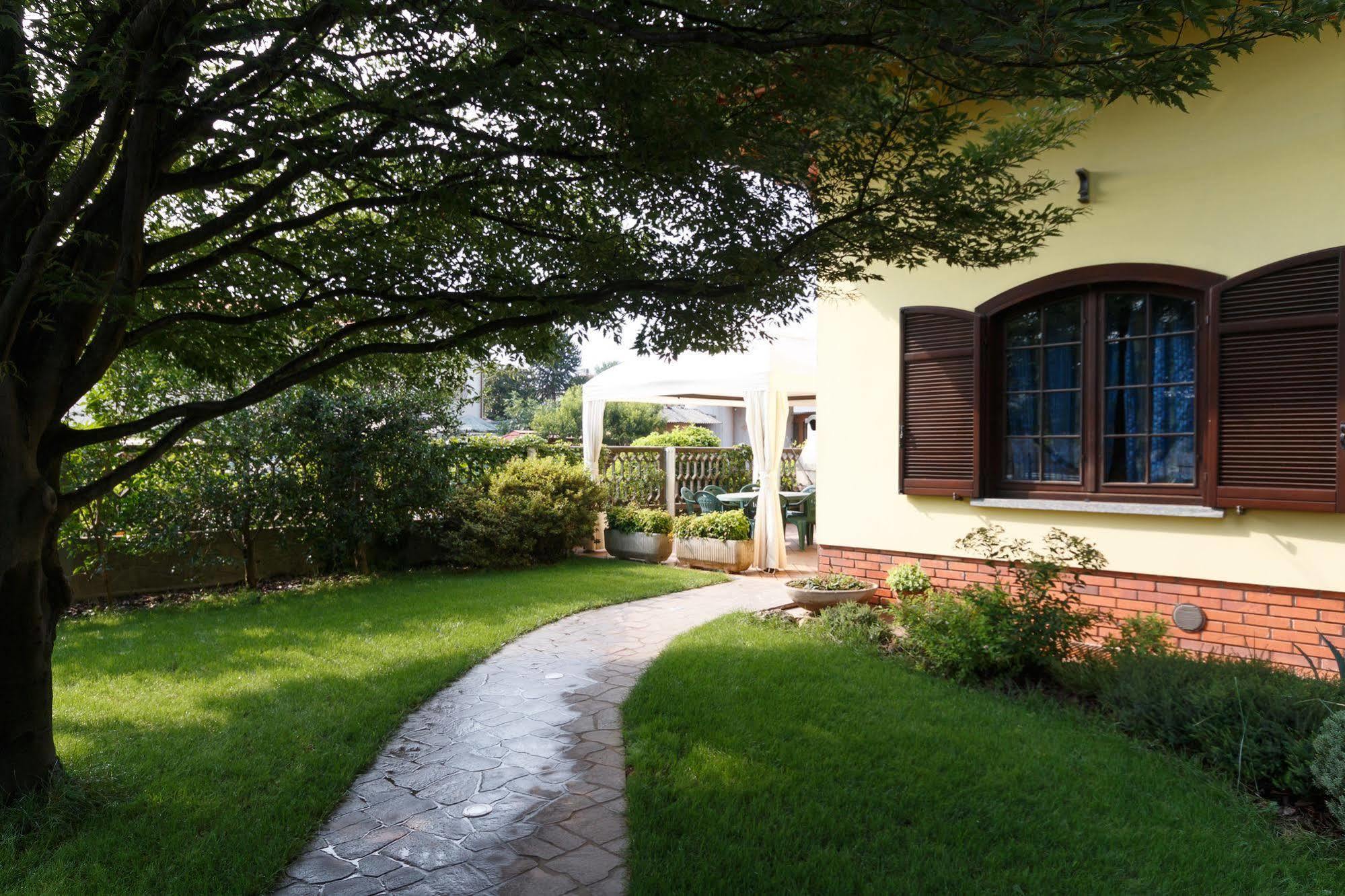 Il Gelsomino Bed & Breakfast Ferno Dış mekan fotoğraf