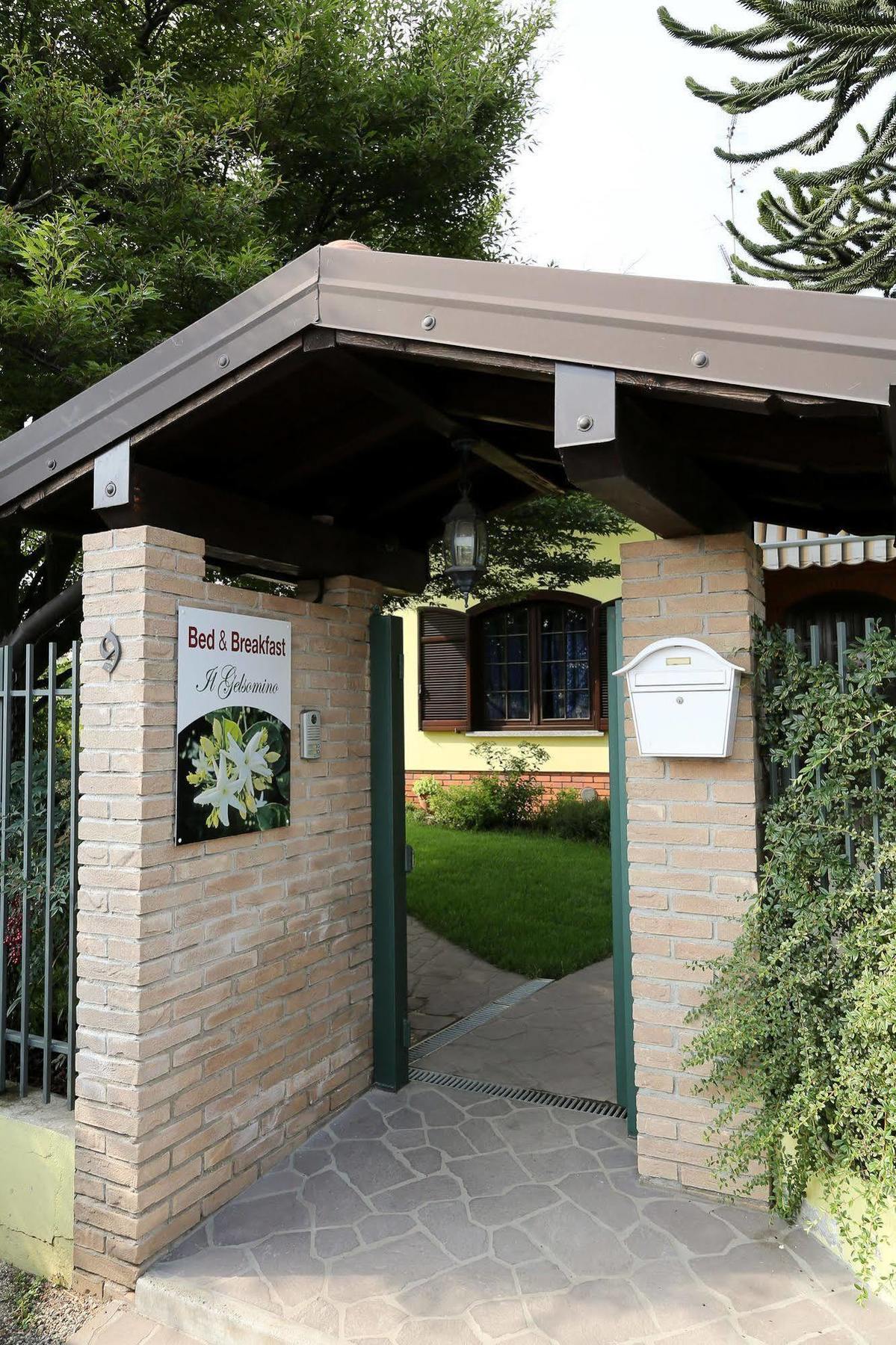 Il Gelsomino Bed & Breakfast Ferno Dış mekan fotoğraf